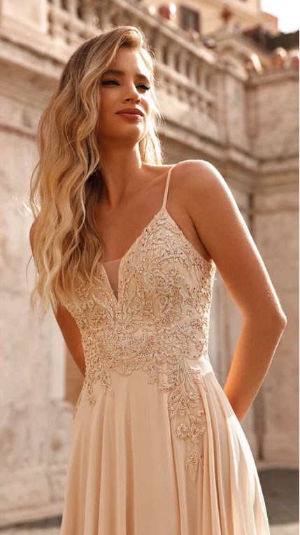 Robe de cocktail beige agrémentée de motifs en dentelle