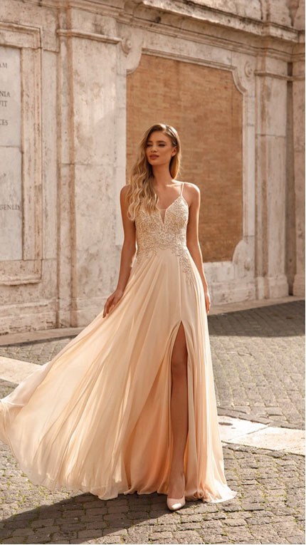 Robe de cocktail beige agrémentée de motifs en dentelle